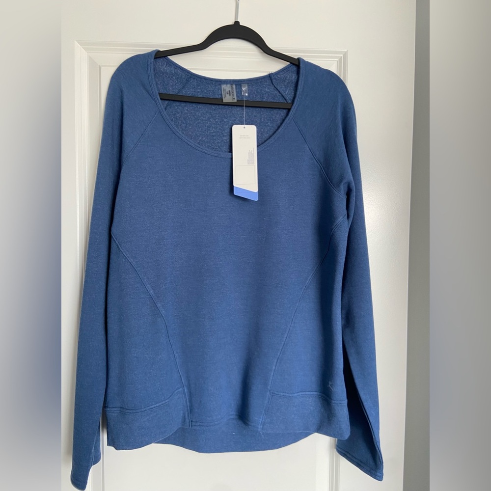 Danskin Women’s long Sleeve shirt size large new with tags Blue